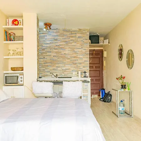 Awesome Apartment In Torremolinos With Outdoor Swimming Pool And Wifi 公寓 托雷莫利诺斯
